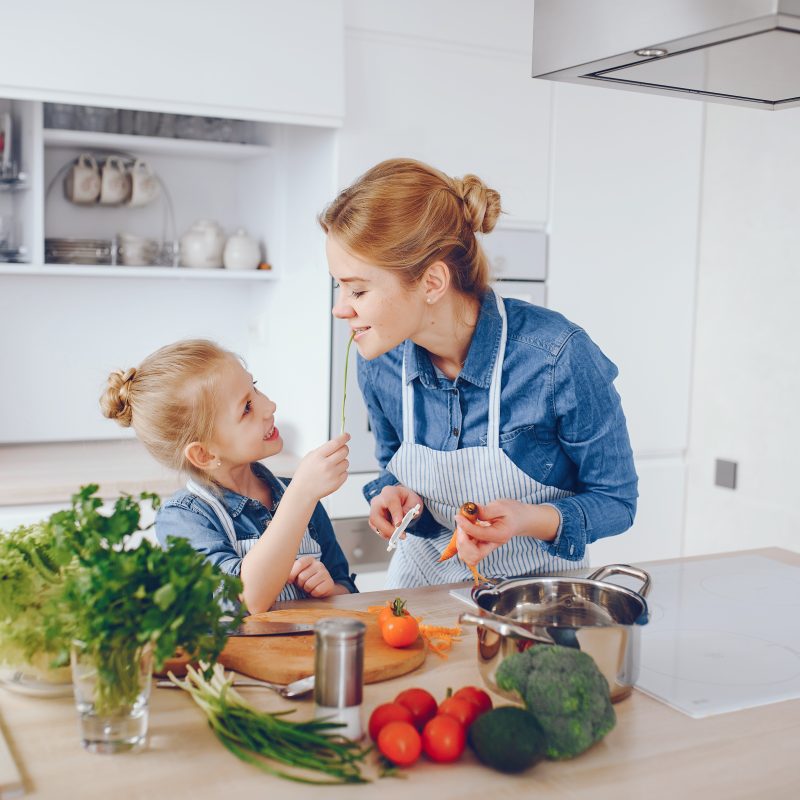 madre-hija-cocinando